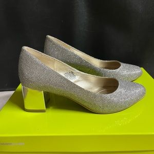 Bandolino silver low hill closed, round toe shoes, size 6. New condition.